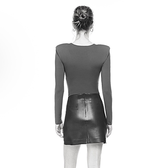 Aritzia Babaton Bodysuit Contour Shoulder Pad Longsleeve Light Gray Crew neck M - Picture 4 of 15